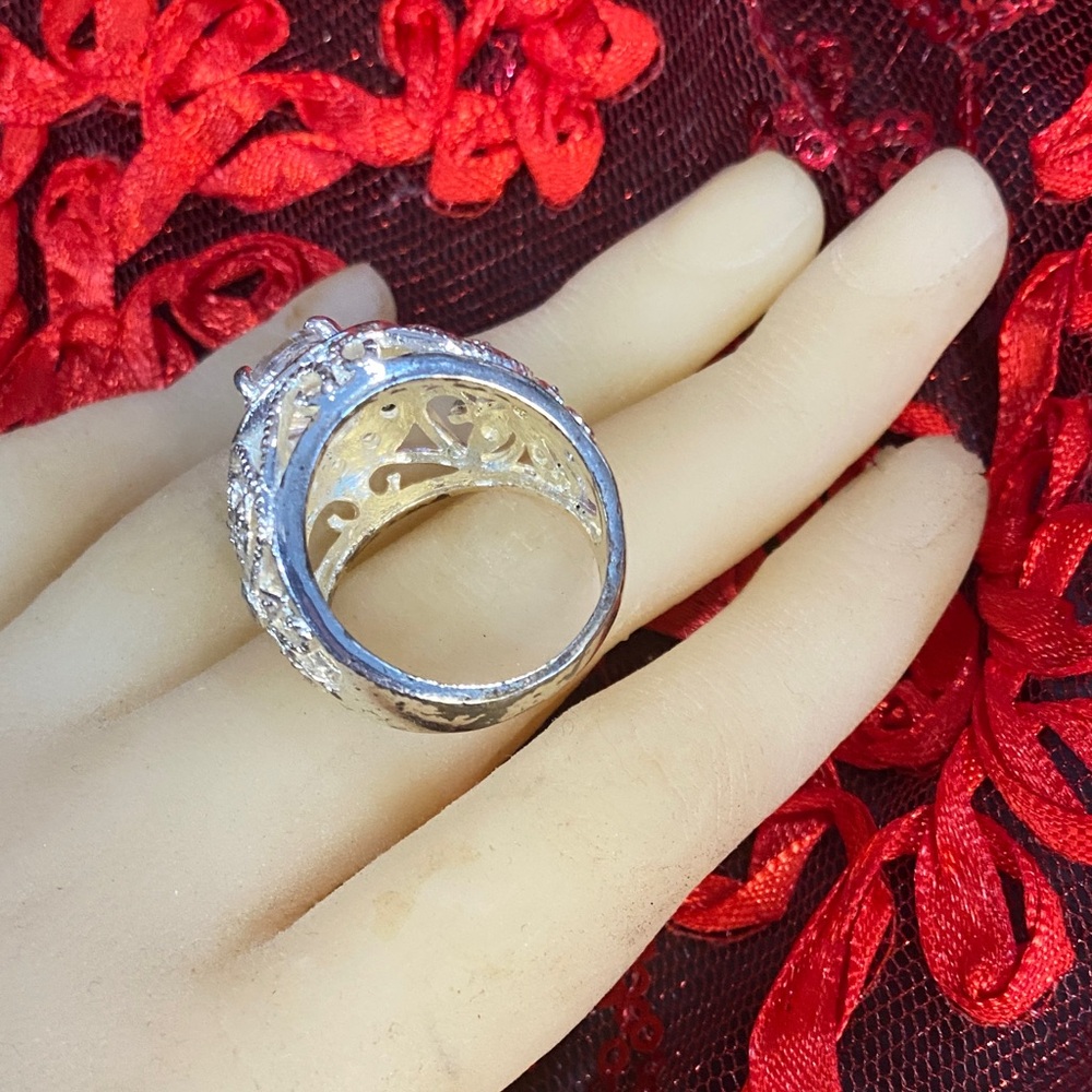 Elegant Silver Ring with Clear Gemstone - Picture 4 of 5